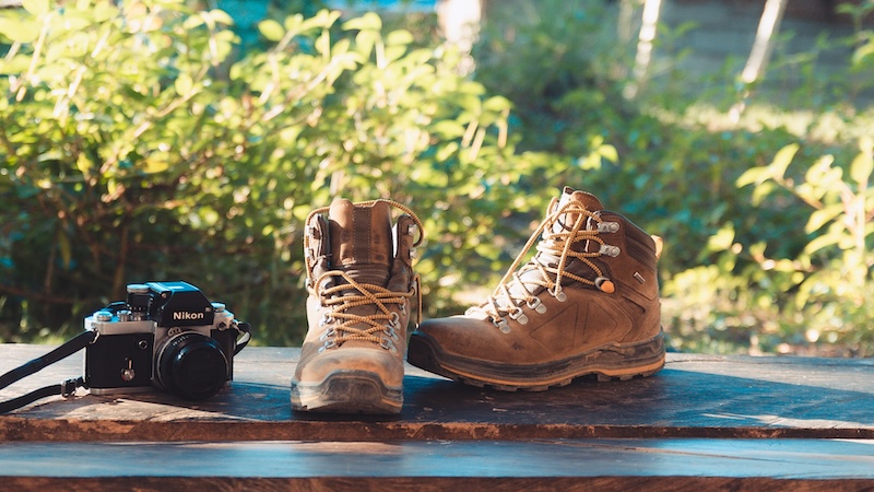 Wandelschoenen op bank met fototoestel 